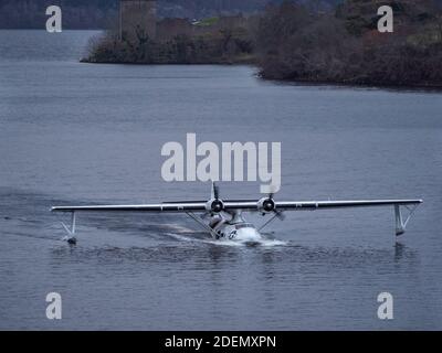 Temple Pier, Loch Ness, Highland, Écosse, 1er décembre 2020. Catalina, « Miss Pick Up », se préparant au décollage après avoir été rabaissée dans l'eau par une grue pour préparer son vol de retour à Duxford via Inverness. L'hydravion a rencontré des problèmes de moteur le samedi 17 octobre et est resté à Temple Pier près de Drumnadrochit jusqu'à ce qu'un moteur de tribord de remplacement puisse être installé et testé. PBY-5A hydravion Catalina consolidé "Miss Pick Up" 433915/G-PBYA. Banque D'Images