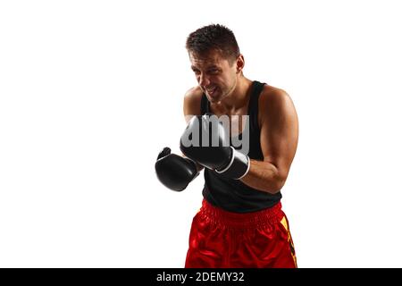 homme sportif en gants de boxe noirs qui poinçonnage isolé sur fond blanc. Banque D'Images