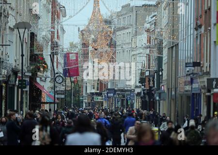 Les gens font du shopping dans le centre-ville de Dublin, avec des magasins qui rouvrent après six semaines de fermeture. L'Irlande sort de son second confinement en raison de l'ouverture de magasins de détail non essentiels dans tout le pays. Banque D'Images