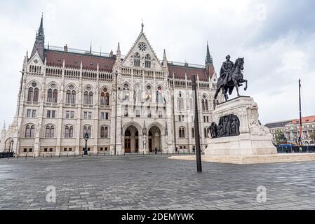 Le Parlement hongrois, lors d'un automne pluvieux à Budapest, la capitale de la Hongrie Banque D'Images