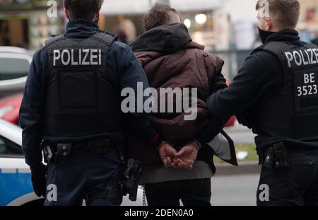 Berlin, Allemagne. 1er décembre 2020. À la station de métro de Mehringdamm, les policiers emportent un homme qui avait précédemment attiré l'attention dans la station d'une manière extrêmement désagréable. Credit: Paul Zinken/dpa/Alay Live News Banque D'Images