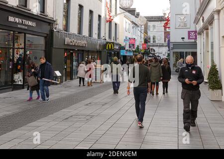 Cork, Irlande. 1er décembre 2020. Les acheteurs se délatent en ville, car les restrictions commencent à se calmer, Cork City. Alors que les restrictions ont commencé à s'assouplir aujourd'hui à l'approche de Noël, de nombreux magasins et détaillants ont rouvert leurs portes. Cela a vu les acheteurs affluer dans le centre-ville pour profiter de l'atmosphère et obtenir leur longtemps attendu shopping. De nombreux magasins et cafés se sont mis en file d'attente devant le soleil d'hiver. Credit: Damian Coleman/Alay Live News Banque D'Images