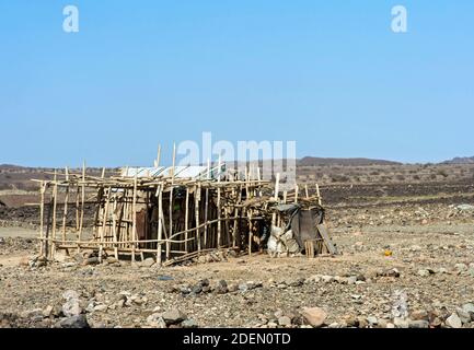 Traditionelle Unterkunft der Afar Nomaden, Danakil Senke, Afar Provinz, Äthiopien / refuge traditionnel des Afar nomades, Vallée de Danakil, province d'Afar, Banque D'Images