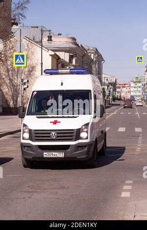 Russie, Moscou, 18 avril 2019 : ambulances dans la rue Stenka. Banque D'Images