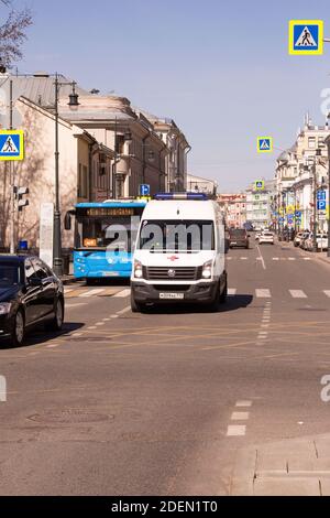 Russie, Moscou, 18 avril 2019 : ambulances dans la rue Stenka. Banque D'Images