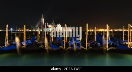 Vue panoramique sur le Grand Canal avec plusieurs gondoles amarrées en face de l'île de San Giorgio Maggiore, Venise, Italie Banque D'Images