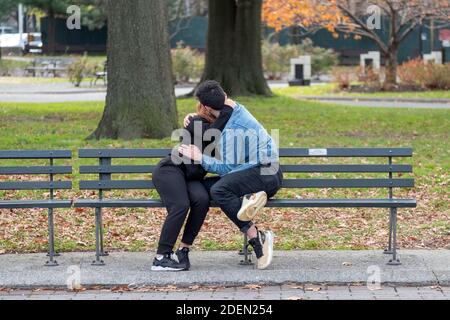 Un couple non identifiable embrasse et embrasse lors d'une douce journée d'automne. À Flushing Meadows Corona Park, Queens, New York. Banque D'Images