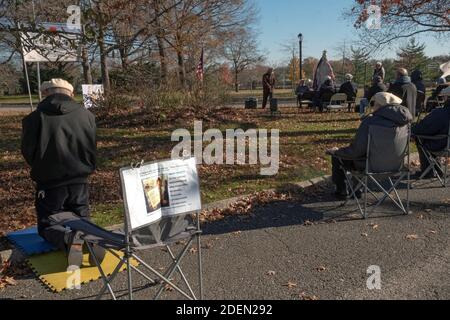 Les catholiques romains dévorent prient sur le site du pavillon du Vatican, dans le parc de Flushing Meadows, où Marie et Jésus sont apparus à Veronica Lueken. À Queens, New York. Banque D'Images