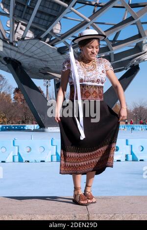 Un jeune danseur équatorien danse pendant la réalisation d'une vidéo. Au Unisphere de Flushing Meadows, Corona Park à Queens, New York. Banque D'Images