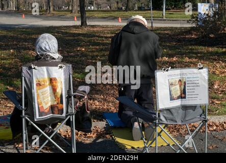 Un couple catholique dévot prient au pavillon du Vatican, dans le parc de Flushing Meadows, où Marie et Jésus apparurent à Veronica Lueken. À New York. Banque D'Images