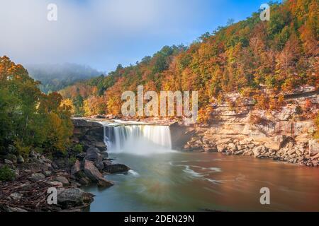 Chutes Cumberland sur la rivière Cumberland dans le parc national de Cumberland Falls, Kentucky, États-Unis. Banque D'Images