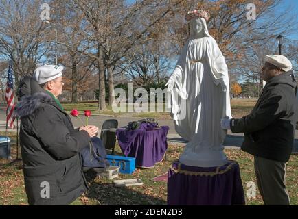 Les hommes catholiques romains dévorent prient sur le site du pavillon du Vatican, dans le parc de Flushing Meadows, où Marie et Jésus sont apparus à Veronica Lueken. À New York. Banque D'Images