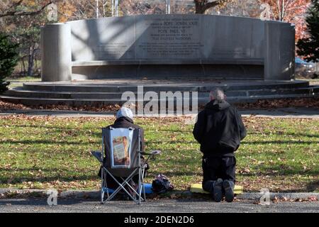 Un couple catholique dévot prient au pavillon du Vatican, dans le parc de Flushing Meadows, où Marie et Jésus apparurent à Veronica Lueken. À New York. Banque D'Images