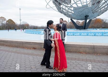 Avec une justice de la paix regardant sur, un couple tibétain partage leur premier baiser en tant que mari et femme. À Flushing Meadows Corona Park dans Queens, New York. Banque D'Images