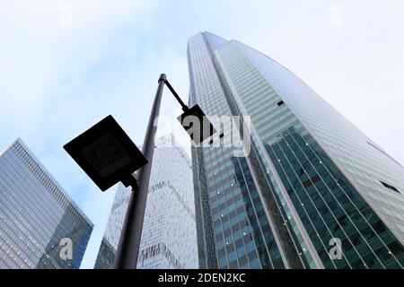 Lampadaire LED sur fond de gratte-ciel. Lumières LED modernes dans les villes, les entreprises Banque D'Images