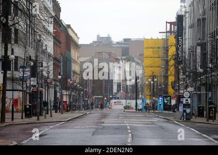 Belfast : des rues vides à la veille de la photo de Noël Mal McCann Banque D'Images