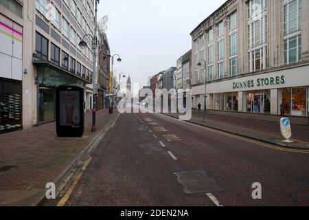 Belfast : des rues vides à la veille de la photo de Noël Mal McCann Banque D'Images