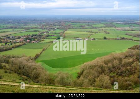 Vue vers le nord sur les terres agricoles entre les villages de Fulking et de Poyings de South Downs, West Sussex, Angleterre. Banque D'Images