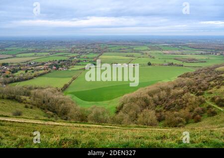 Vue vers le nord sur les terres agricoles entre les villages de Fulking et de Poyings de South Downs, West Sussex, Angleterre. Banque D'Images