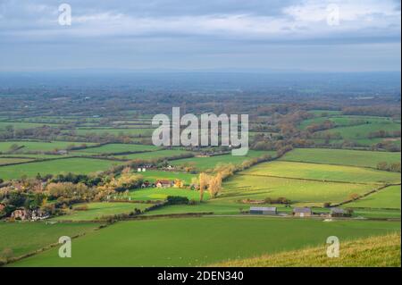 Vue vers le nord sur les terres agricoles entre les villages de Fulking et de Poyings de South Downs, West Sussex, Angleterre. Banque D'Images