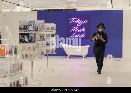 (201201) -- TOKYO, 1er décembre 2020 (Xinhua) -- photo prise le 30 novembre 2020 montre une boutique sur le thème du masque pendant son activité de prévisualisation à Yokohama, Japon. Une boutique sur le thème du masque nommée « mask Paradise », qui vend divers produits liés au masque, a ouvert ses portes mardi à Yokohama. L'ouverture de la boutique est prévue pour un mois. (Xinhua/du Xiaoyi) Banque D'Images