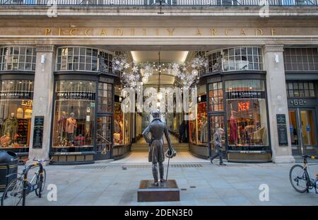 Mayfair, Londres, Royaume-Uni. 1er décembre 2020. La zone commerçante exclusive autour de Mayfair le dernier jour de Covid-19 LockDown avant que Londres ne passe au niveau 2, ce qui permet aux magasins de rouvrir pour le commerce de Noël. Image : Piccadilly Arcade depuis l'entrée de la rue Jermyn. Crédit : Malcolm Park/Alay Live News. Banque D'Images