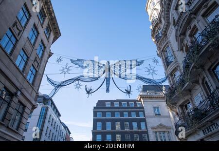 Mayfair, Londres, Royaume-Uni. 1er décembre 2020. La zone commerçante exclusive autour de Mayfair le dernier jour de Covid-19 LockDown avant que Londres ne passe au niveau 2, ce qui permet aux magasins de rouvrir pour le commerce de Noël. Crédit : Malcolm Park/Alay Live News. Banque D'Images