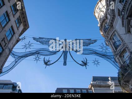 Mayfair, Londres, Royaume-Uni. 1er décembre 2020. La zone commerçante exclusive autour de Mayfair le dernier jour de Covid-19 LockDown avant que Londres ne passe au niveau 2, ce qui permet aux magasins de rouvrir pour le commerce de Noël. Image: La rue Jermyn de Noël s'illumine contre un ciel bleu de décembre. Crédit : Malcolm Park/Alay Live News. Banque D'Images