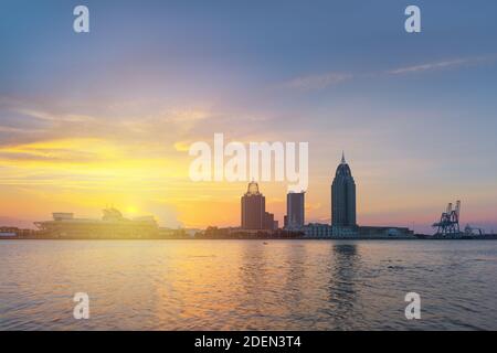 Mobile, Alabama, États-Unis horizon du centre-ville sur la rivière au coucher du soleil. Banque D'Images