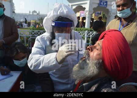 Nankana Sahib, Pakistan. 30 novembre 2020. Des milliers de pèlerins sikhs se rassemblent pour assister à un festival religieux pour célébrer le 551e anniversaire de naissance de leur chef spirituel Baba Guru Nanak Dev, à Nankana Sahib, à environ 80 km de la ville orientale de Lahore, au Pakistan, le 30 novembre 2020. Des milliers de pèlerins de divers pays, dont l'Inde, sont arrivés au Pakistan pour participer à un festival de trois jours pour célébrer le 551e anniversaire de naissance du fondateur du Sikhisme Sri Guru Nanak Dev, à Nankana Sahib. (Photo de Rana Sajid Hussain/Pacific Press/Sipa USA) crédit: SIPA USA/Alay Live News Banque D'Images