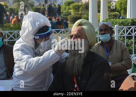 Nankana Sahib, Pakistan. 30 novembre 2020. Des milliers de pèlerins sikhs se rassemblent pour assister à un festival religieux pour célébrer le 551e anniversaire de naissance de leur chef spirituel Baba Guru Nanak Dev, à Nankana Sahib, à environ 80 km de la ville orientale de Lahore, au Pakistan, le 30 novembre 2020. Des milliers de pèlerins de divers pays, dont l'Inde, sont arrivés au Pakistan pour participer à un festival de trois jours pour célébrer le 551e anniversaire de naissance du fondateur du Sikhisme Sri Guru Nanak Dev, à Nankana Sahib. (Photo de Rana Sajid Hussain/Pacific Press/Sipa USA) crédit: SIPA USA/Alay Live News Banque D'Images