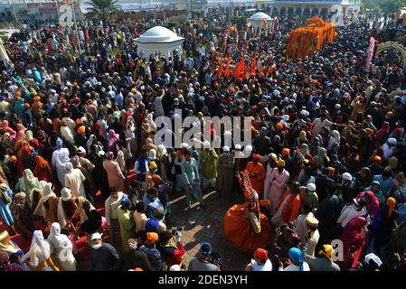 Nankana Sahib, Pakistan. 30 novembre 2020. Des milliers de pèlerins sikhs se rassemblent pour assister à un festival religieux pour célébrer le 551e anniversaire de naissance de leur chef spirituel Baba Guru Nanak Dev, à Nankana Sahib, à environ 80 km de la ville orientale de Lahore, au Pakistan, le 30 novembre 2020. Des milliers de pèlerins de divers pays, dont l'Inde, sont arrivés au Pakistan pour participer à un festival de trois jours pour célébrer le 551e anniversaire de naissance du fondateur du Sikhisme Sri Guru Nanak Dev, à Nankana Sahib. (Photo de Rana Sajid Hussain/Pacific Press/Sipa USA) crédit: SIPA USA/Alay Live News Banque D'Images