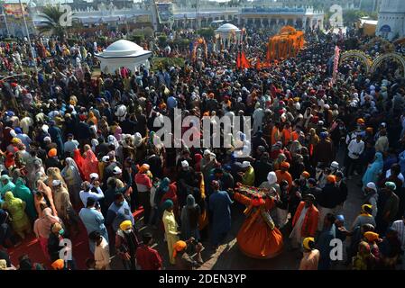 Nankana Sahib, Pakistan. 30 novembre 2020. Des milliers de pèlerins sikhs se rassemblent pour assister à un festival religieux pour célébrer le 551e anniversaire de naissance de leur chef spirituel Baba Guru Nanak Dev, à Nankana Sahib, à environ 80 km de la ville orientale de Lahore, au Pakistan, le 30 novembre 2020. Des milliers de pèlerins de divers pays, dont l'Inde, sont arrivés au Pakistan pour participer à un festival de trois jours pour célébrer le 551e anniversaire de naissance du fondateur du Sikhisme Sri Guru Nanak Dev, à Nankana Sahib. (Photo de Rana Sajid Hussain/Pacific Press/Sipa USA) crédit: SIPA USA/Alay Live News Banque D'Images