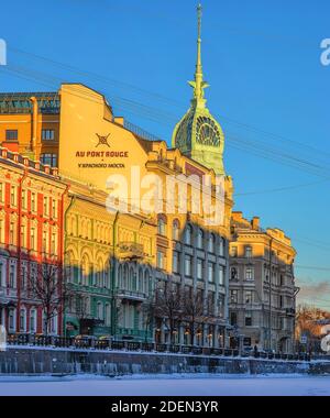 Promenez-vous dans une soirée hivernale ensoleillée le long du quai de la rivière Moika à Saint-Pétersbourg. Banque D'Images