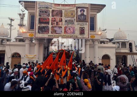 Nankana Sahib, Pakistan. 30 novembre 2020. Des milliers de pèlerins sikhs se rassemblent pour assister à un festival religieux pour célébrer le 551e anniversaire de naissance de leur chef spirituel Baba Guru Nanak Dev, à Nankana Sahib, à environ 80 km de la ville orientale de Lahore, au Pakistan, le 30 novembre 2020. Des milliers de pèlerins de divers pays, dont l'Inde, sont arrivés au Pakistan pour participer à un festival de trois jours pour célébrer le 551e anniversaire de naissance du fondateur du Sikhisme Sri Guru Nanak Dev, à Nankana Sahib. (Photo de Rana Sajid Hussain/Pacific Press/Sipa USA) crédit: SIPA USA/Alay Live News Banque D'Images