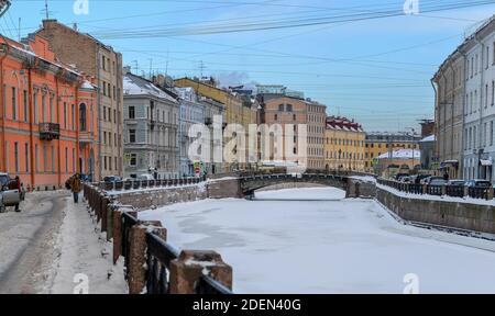 Promenez-vous dans une soirée hivernale ensoleillée le long du quai de la rivière Moika à Saint-Pétersbourg. Banque D'Images