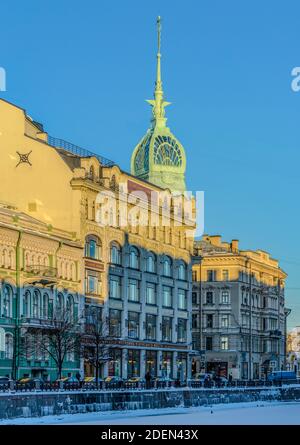 Promenez-vous dans une soirée hivernale ensoleillée le long du quai de la rivière Moika à Saint-Pétersbourg. Banque D'Images