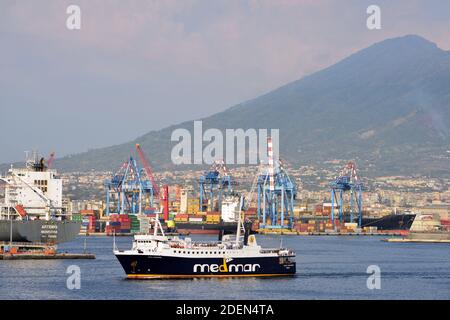 Ferry Medmar arrivant dans le port de Naples avec le Vésuve en arrière-plan Banque D'Images