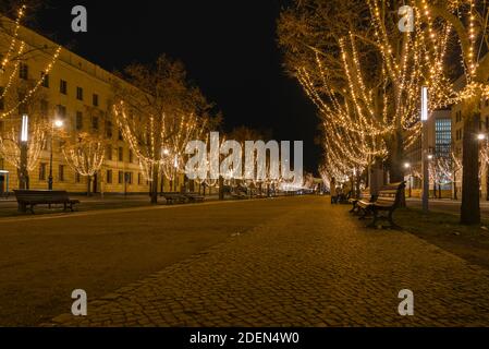 Unter den Linden, les lumières de Noël, rue unter den linden à berlin à l'heure de noël, période de noël à berlin, boulevard unter den linden Banque D'Images