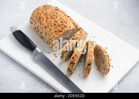 Tranches de pain de grain entier. Pain aux graines, pain multigrain sur plateau en marbre Banque D'Images