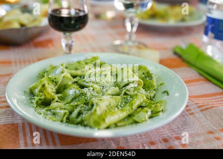 Un plat traditionnel italien, des pâtes et du pesto frais de Gênes Banque D'Images