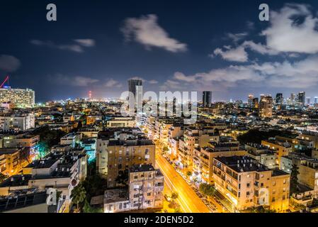 Vue aérienne de nuit de Tel Aviv City skylines moderne et de luxe à la plage près de la port de Tel Aviv en Israël. Banque D'Images