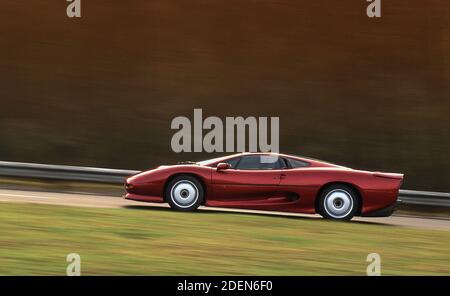 Test Jaguar XJ220 au Millbrook Proving Ground UK 1991 Banque D'Images