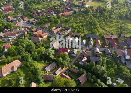 Survolant un village en Transylvanie. Vue aérienne de Manastireni, Roumanie Banque D'Images