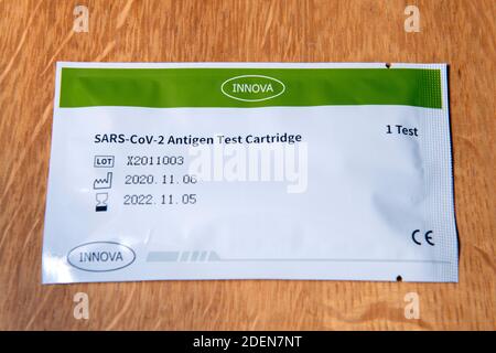 Kit de tests rapides donné à de nombreux membres du personnel du NHS pour leur permettre de se tester pour DÉTECTER LES symptômes du virus Covid-19 Corona. Banque D'Images