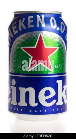 Canette de bière de bière Heineken non alcoolique isolée sur un arrière-plan blanc Banque D'Images