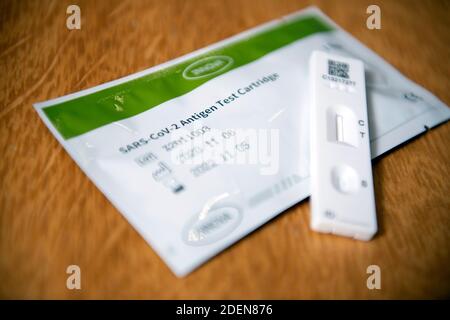 Kit de tests rapides donné à de nombreux membres du personnel du NHS pour leur permettre de se tester pour DÉTECTER LES symptômes du virus Covid-19 Corona. Banque D'Images