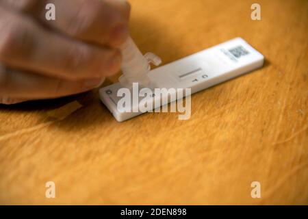 Kit de tests rapides donné à de nombreux membres du personnel du NHS pour leur permettre de se tester pour DÉTECTER LES symptômes du virus Covid-19 Corona. Mains utilisant Banque D'Images