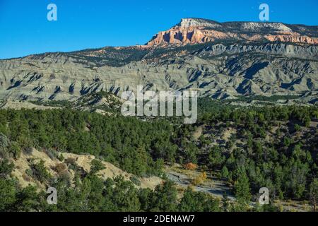 États-Unis, Sud-Ouest, plateau du Colorado, Utah, comté de Garfield, vue sur Bryce Canyon depuis la Highway 12 au clair de lune Banque D'Images