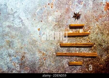 Forme d'arbre de Noël en épices de Noël/étoiles anis Et des bâtons de cannelle/ sur fond de grunge.carte de vœux d'hiver avec espace pour vos souhaits Banque D'Images